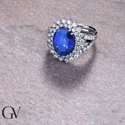  Anillo contorno clásico en oro blanco 18k con zafiro azul y diamantes