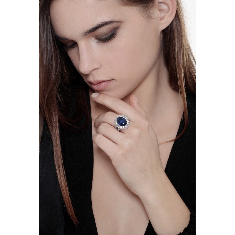 Anillo contorno clásico en oro blanco 18k con zafiro azul y diamantes  Anillo contorno clásico en oro blanco 18k con zafiro azul y diamantes