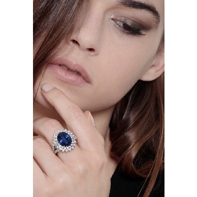  Anillo contorno clásico en oro blanco 18k con zafiro azul y diamantes
