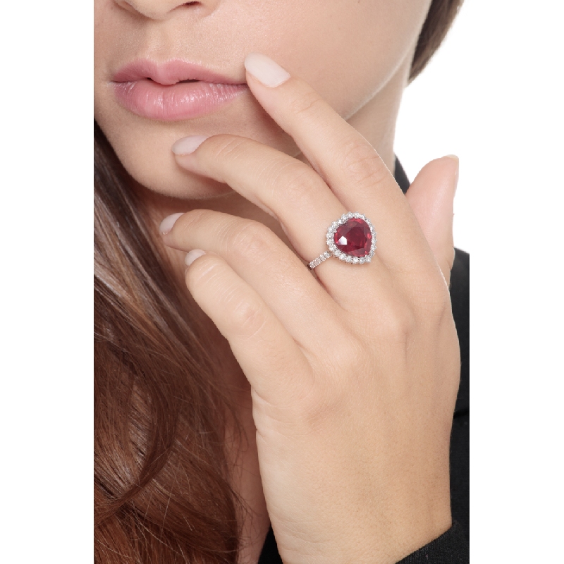 Anillo halo en oro blanco 18k con rubí corazón y diamantes