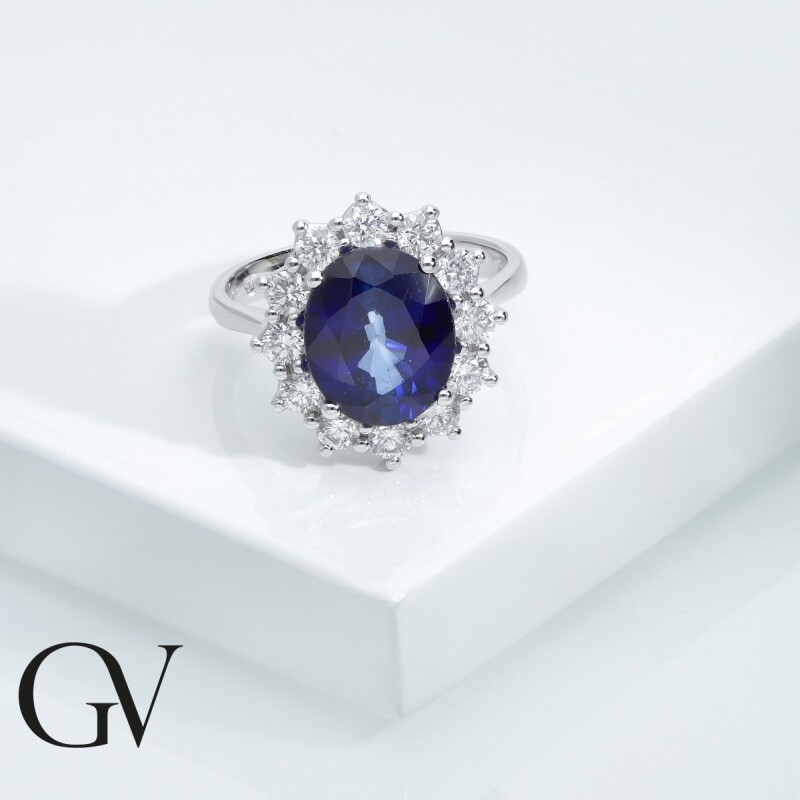Anillo halo en oro blanco de 18 quilates con zafiro azul ovalado y diamantes