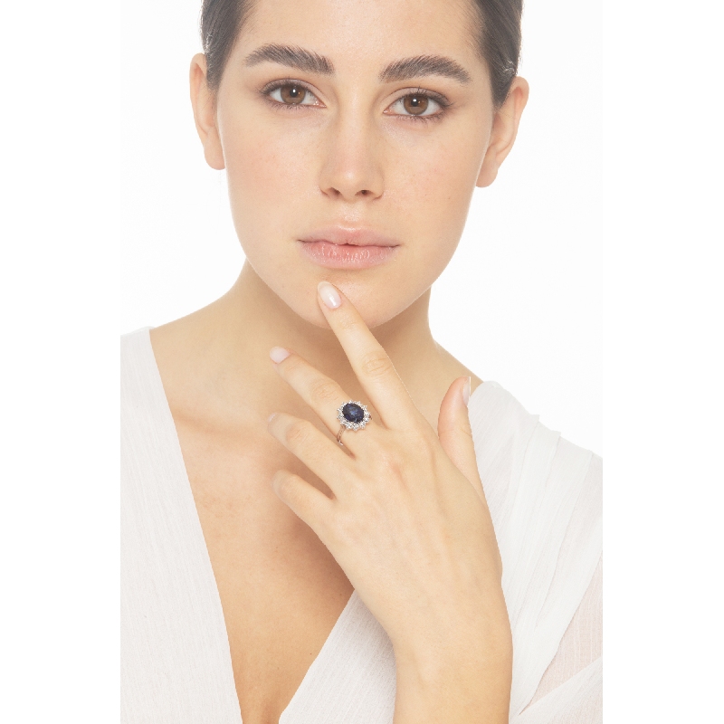 Anillo halo en oro blanco de 18 quilates con zafiro azul ovalado y diamantes