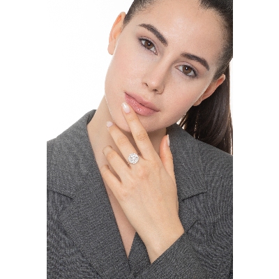 Anillo en oro blanco 18k con diamantes en forma de flor