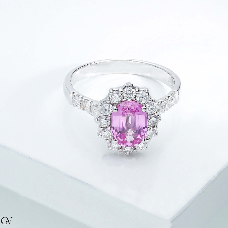 Anillo en oro blanco de 18k con zafiro rosa ovalado y diamantes Anillo en oro blanco de 18k con zafiro rosa ovalado y diamantes