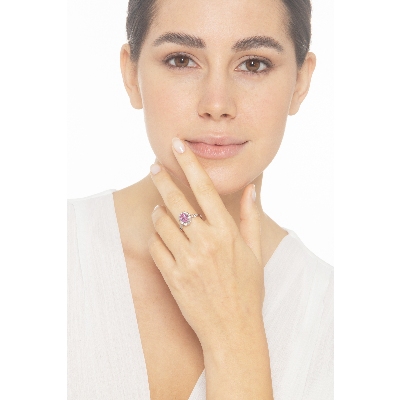 Anillo en oro blanco de 18k con zafiro rosa ovalado y diamantes