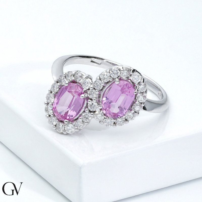 Anillo en oro blanco 18k con zafiros rosa y diamantes