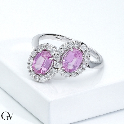 Anillo en oro blanco 18k con zafiros rosa y diamantes