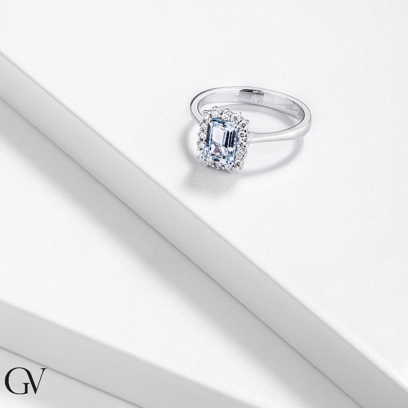 Anillo halo en oro blanco de 18 quilates con una aguamarina   Anillo halo en oro blanco de 18 quilates con una aguamarina