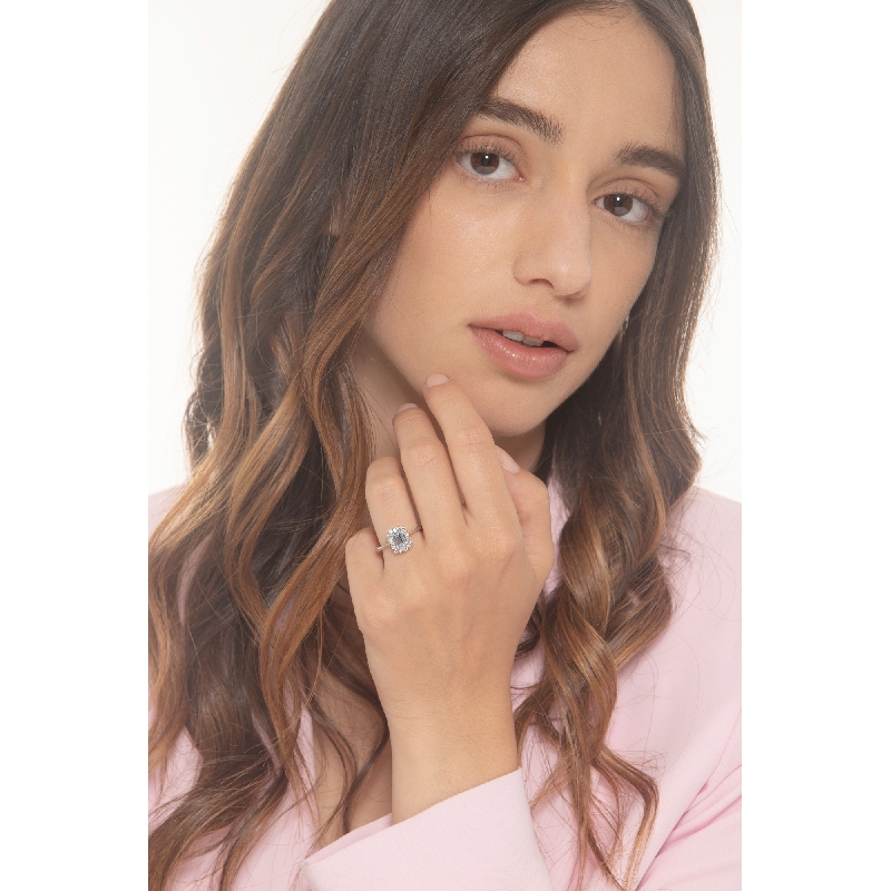 Anillo halo en oro blanco de 18 quilates con una aguamarina   Anillo halo en oro blanco de 18 quilates con una aguamarina