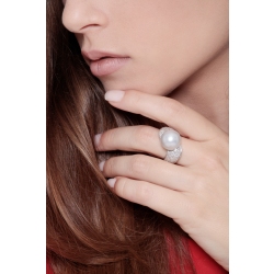 Anillo en oro blanco 18 quilates con perla central y pavé de diamantes 2
