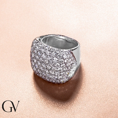 Anillo banda en oro blanco 18k con pavé de diamantes