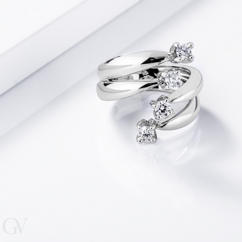 Anillo en oro blanco 18k adornado con cuatro diamantes  Anillo en oro blanco 18k adornado con cuatro diamantes