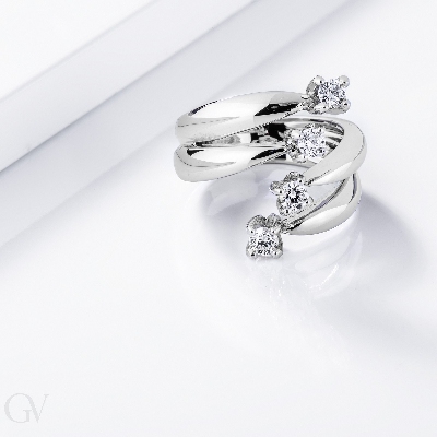 Anillo en oro blanco 18k adornado con cuatro diamantes 