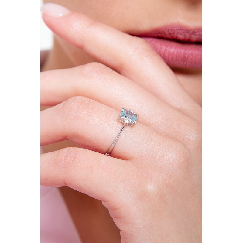 Anillo de oro blanco de 18 quilates con aguamarina 