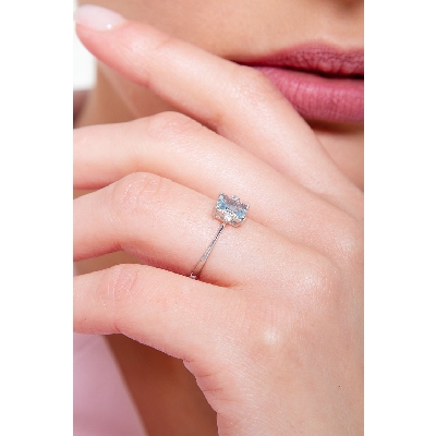 Anillo de oro blanco de 18 quilates con aguamarina 