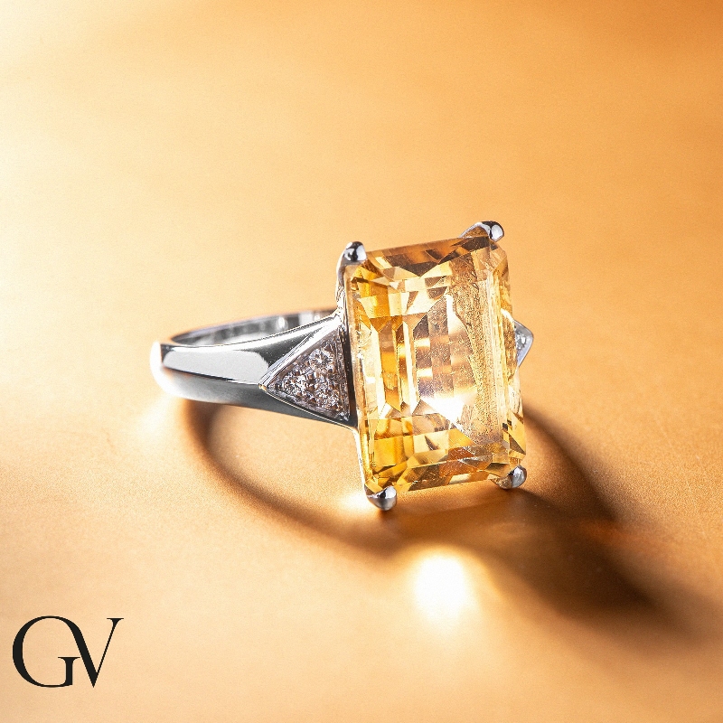 Anillo en oro blanco de 18k con un citrino y diamantes Anillo en oro blanco de 18k con un citrino y diamantes
