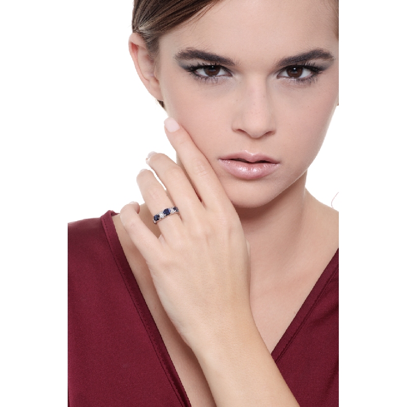 Anillo de compromiso en oro blanco de 18k con tres zafiros azules  Anillo de compromiso en oro blanco de 18k con tres zafiros azules