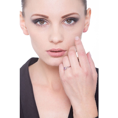 Anillo fino de oro blanco de 18 quilates con amatista ovalada y diamantes