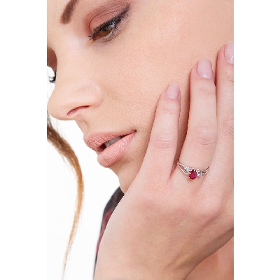 Anillo alianza en oro blanco de 18k con rubí