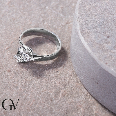 Anillo Tu y Yo en Oro Blanco 18k con Dos Diamantes