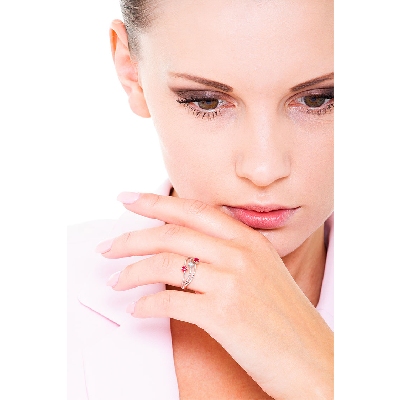 Anillo trilogía en oro blanco de 18 quilates con rubíes y diamante