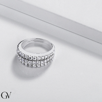 Anillo con tres filas de 1.29 ct diamantes en oro blanco 750