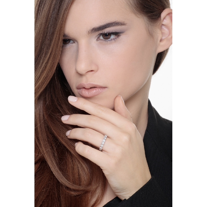 Allianza en oro blanco 18k con un diseño garras y diamantes  Allianza en oro blanco 18k con un diseño garras y diamantes