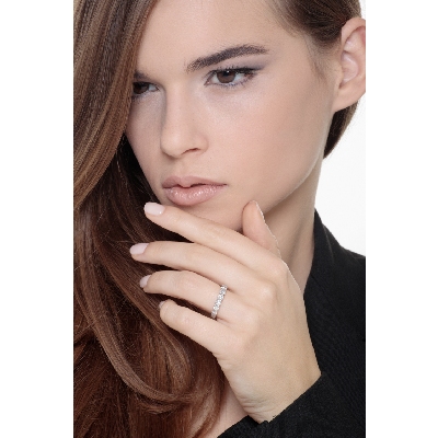 Allianza en oro blanco 18k con un diseño garras y diamantes 