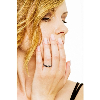 Anillo de oro blanco de 18k con un diamante central y diamantes negros