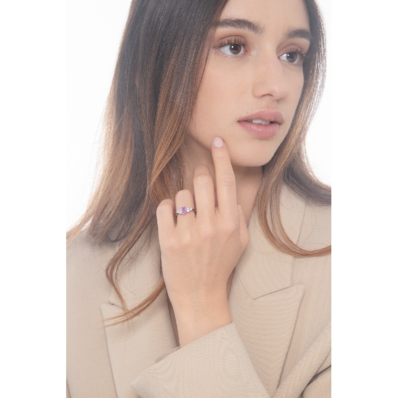 Anillo con zafiro rosa y diamantes oro 750