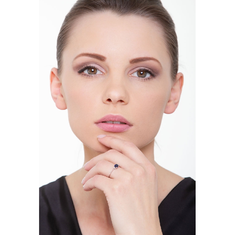 Anillo oro blanco de 18 quilates con un zafiro azul  Anillo oro blanco de 18 quilates con un zafiro azul