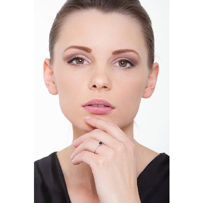 Anillo oro blanco de 18 quilates con un zafiro azul 