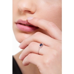 Anillo oro blanco de 18 quilates con un zafiro azul  2