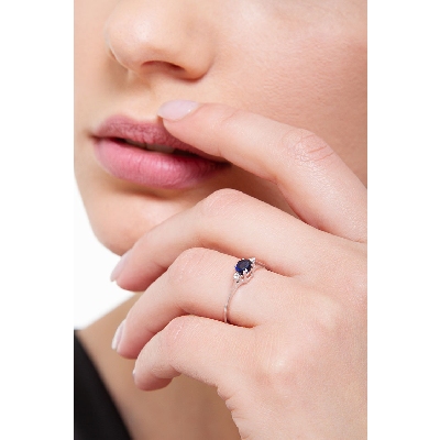 Anillo oro blanco de 18 quilates con un zafiro azul 