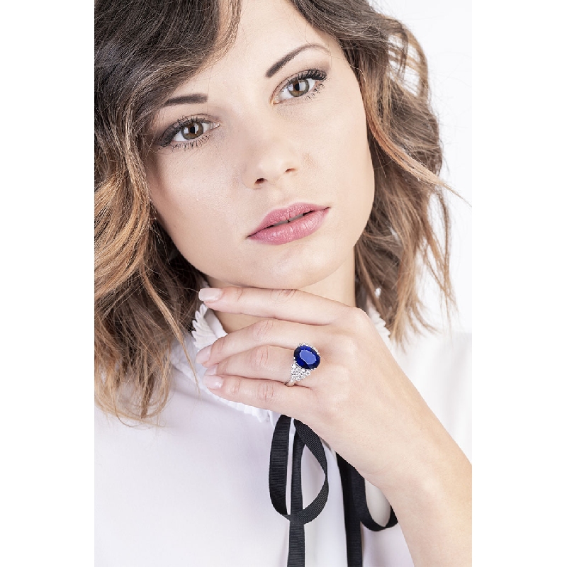 Anillo en oro blanco de 18 quilates con un gran zafiro azul central y diamantes Anillo en oro blanco de 18 quilates con un gran zafiro azul central y diamantes