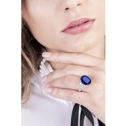 Anillo en oro blanco de 18 quilates con un gran zafiro azul central y diamantes 2