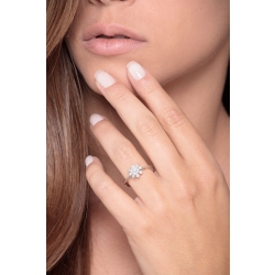 Anillo flor en oro blanco 18k diamantes  2
