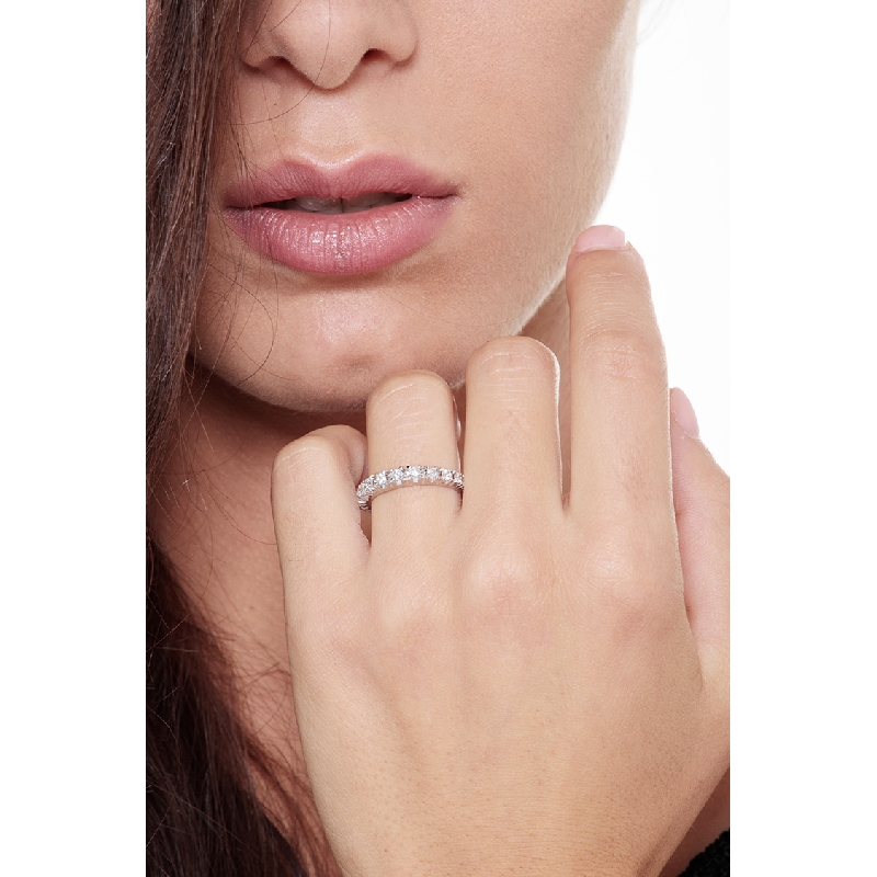 Anillo Eternity Escalonado en Oro Blanco 18k con Diamantes