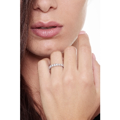 Anillo Eternity Escalonado en Oro Blanco 18k con Diamantes
