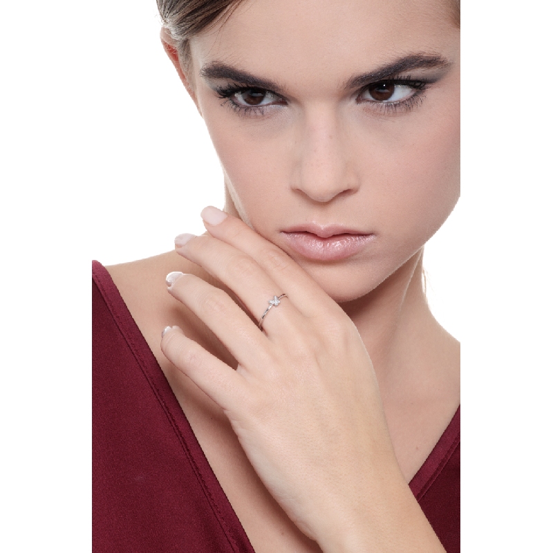 Anillo oro 18 quilates con una pequeña mariposa y diamantes