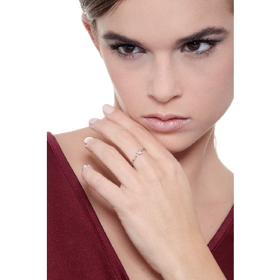 Anillo oro 18 quilates con una pequeña mariposa y diamantes