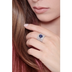 Anillo de banda en oro blanco 18k con zafiro azul y diamantes 2