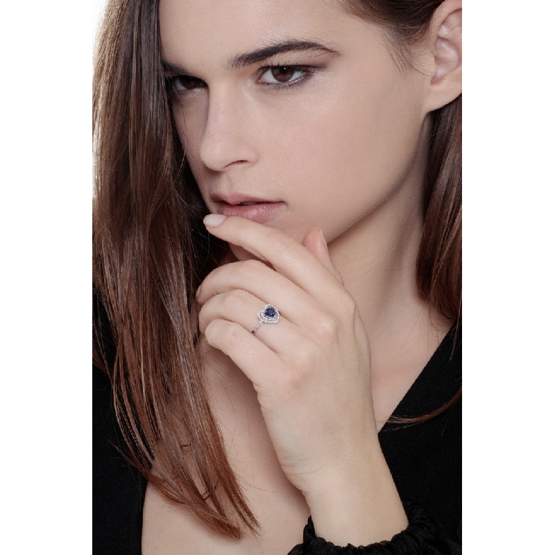 Anillo corazon halo oro blanco de 18 quilates con zafiro azul Anillo corazon halo oro blanco de 18 quilates con zafiro azul
