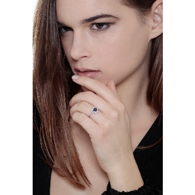 Anillo corazon halo oro blanco de 18 quilates con zafiro azul