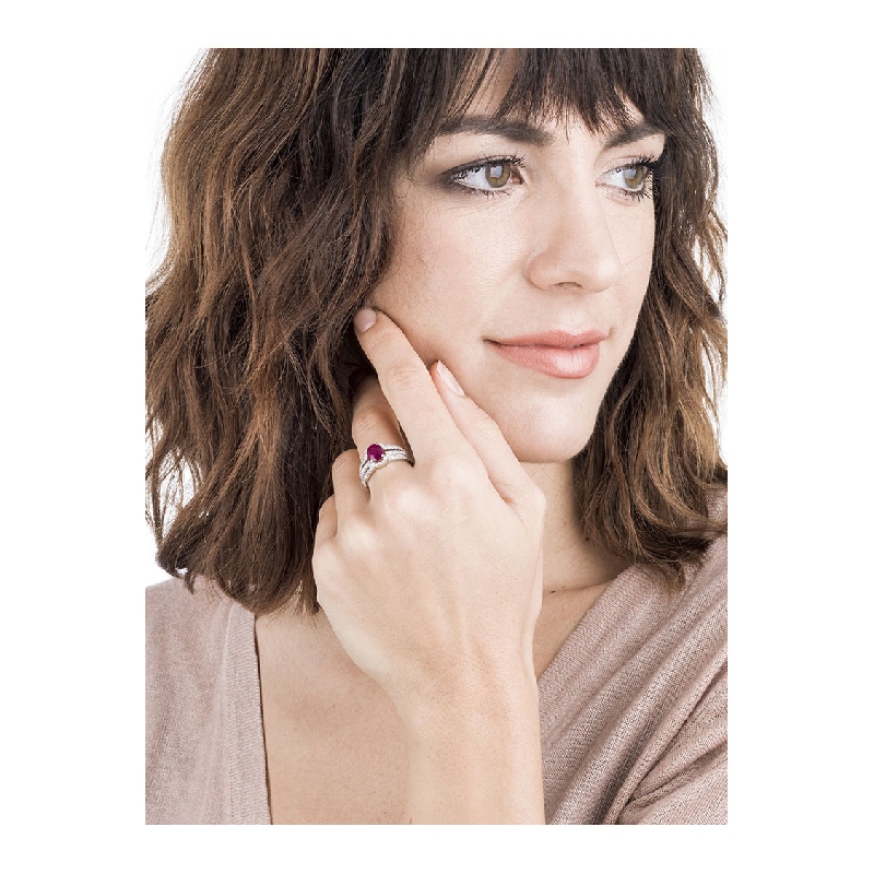 Anillo en oro blanco 750 con rubí ovalado y halo de diamantes