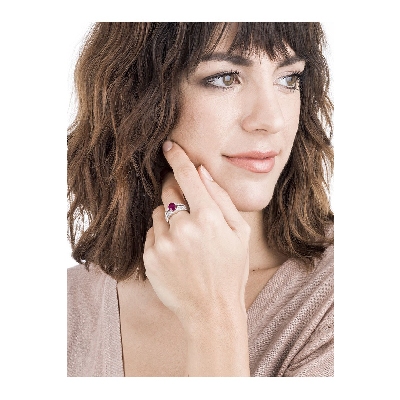 Anillo en oro blanco 750 con rubí ovalado y halo de diamantes