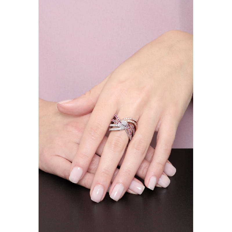 Anillo de banda en oro blanco y rosa con diamantes y rubíes Anillo de banda en oro blanco y rosa con diamantes y rubíes