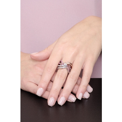 Anillo de banda en oro blanco y rosa con diamantes y rubíes
