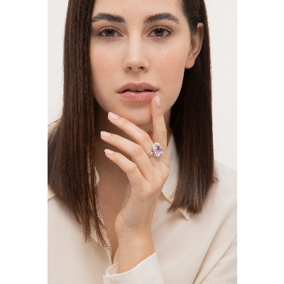 Anillo en oro blanco 18k con zafiro rosa rectangular y diamantes