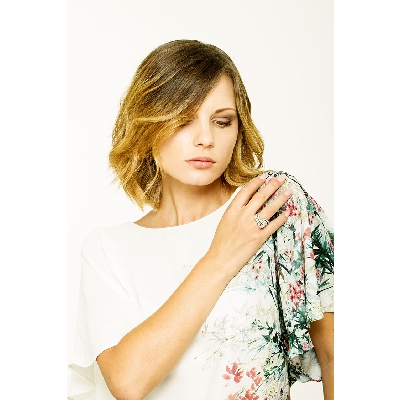 Anillo en forma de nudo en oro blanco de 18k con diamantes